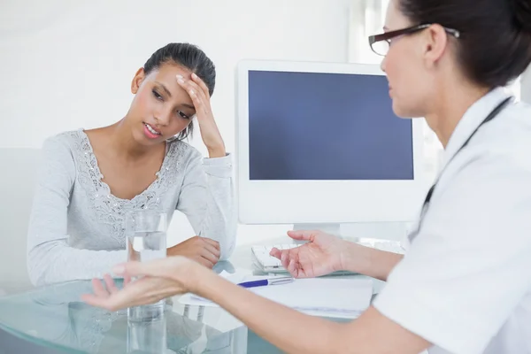 Médico conversando com paciente — Fotografia de Stock