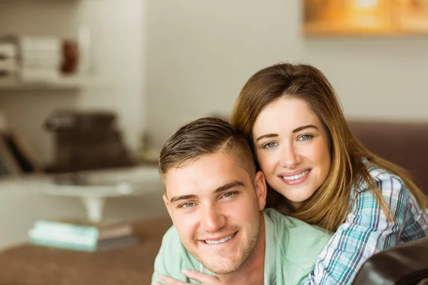 Couple relaxant sur canapé — Photo