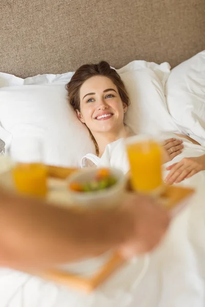 Casal tomando café da manhã na cama — Fotografia de Stock