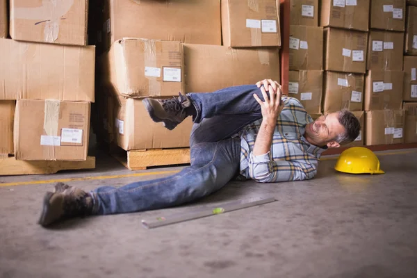 Trabalhador deitado no chão — Fotografia de Stock