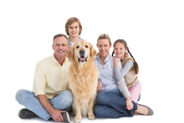 Rodina sedí spolu se psem — Stock fotografie