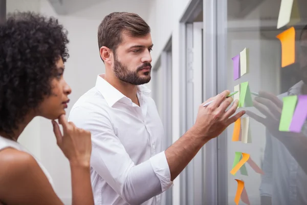 Business team looking at sticky notes — Stock Photo, Image