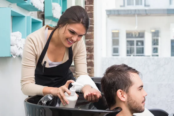 Friseur setzt Conditioner ein — Stockfoto