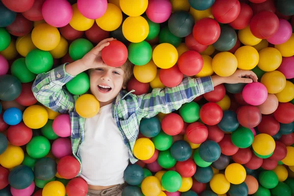 Jongen in ballenbad — Stockfoto