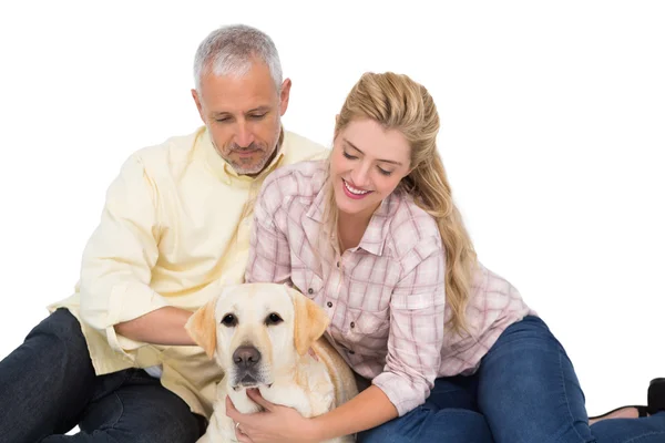 Casal com cão de estimação — Fotografia de Stock