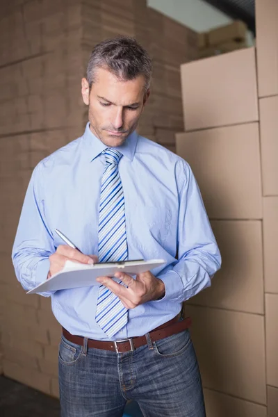 Manager holding clipboard — Stock Photo, Image