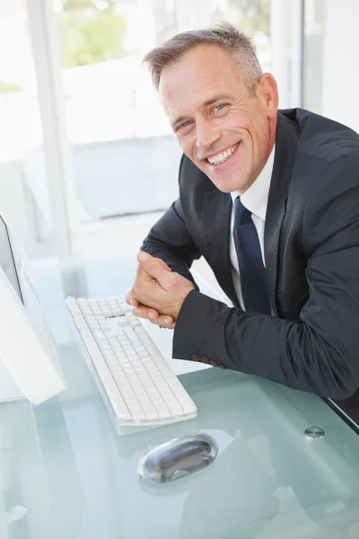 Businessman using computer — Stock Photo, Image