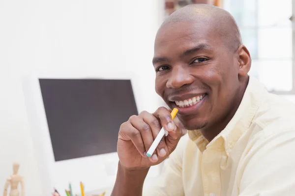 Affärsman med elektronisk cigarett — Stockfoto