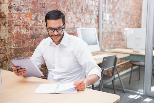 Geschäftsmann mit Papierkram am Schreibtisch — Stockfoto