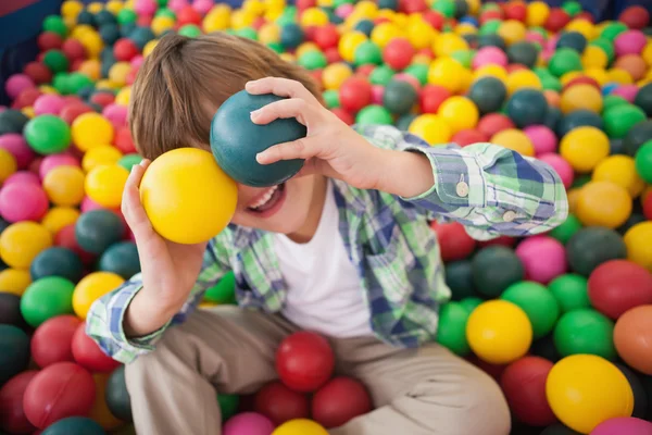 Jongen in ballenbad — Stockfoto