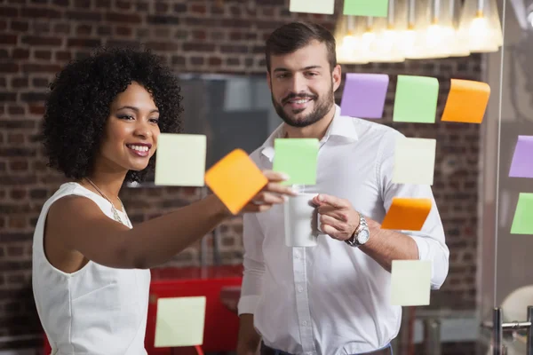 Business team looking at sticky notes — Stock Photo, Image