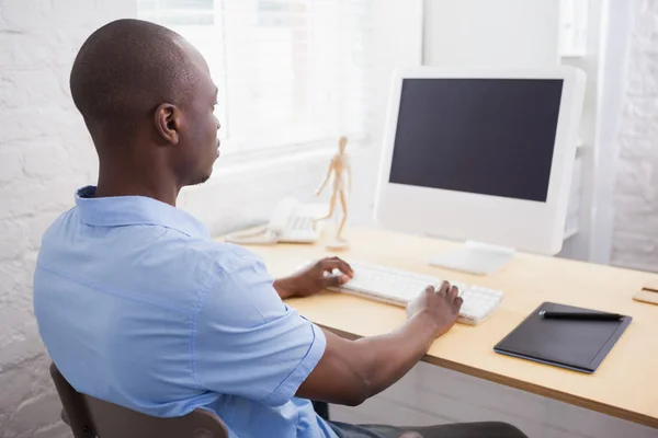 Geschäftsmann blickt auf Computerbildschirm — Stockfoto