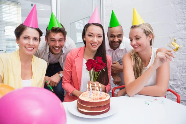 Business team festeggia il compleanno — Foto Stock