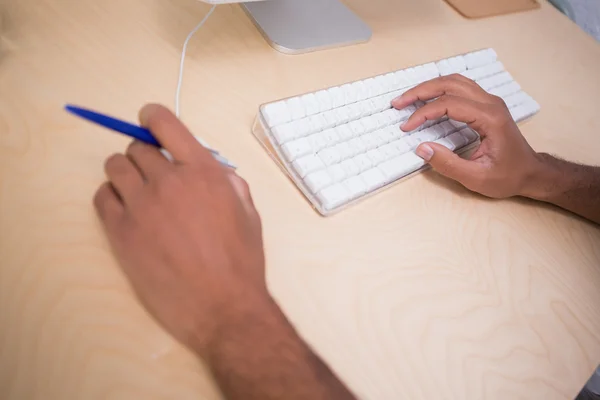 Hands using keyboard and mouse — Stock Photo, Image