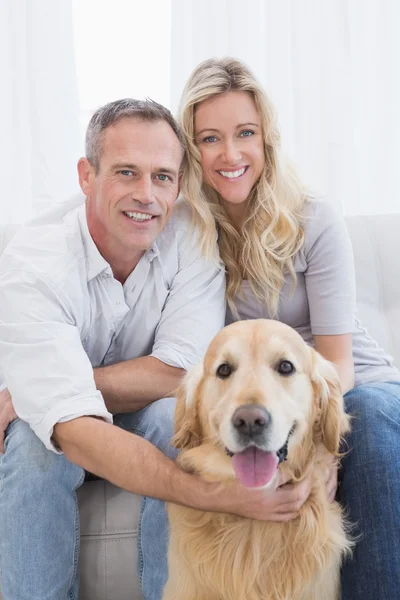 Paar genieten van honden bedrijf — Stockfoto