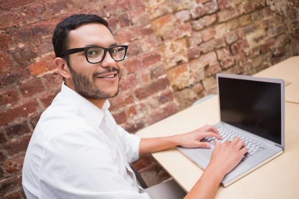 Affärsman med hjälp av dator — Stockfoto