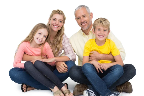 Familie glimlachen op camera — Stockfoto