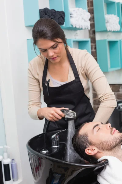 Haar stylist wassen mannelijke haar — Stockfoto