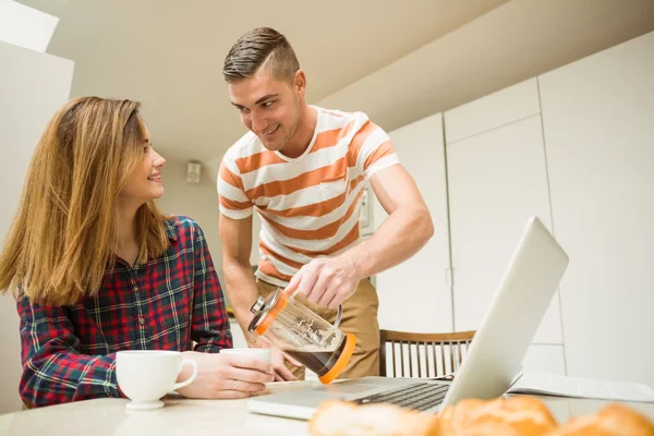 Couple having coffee together — Stock Photo, Image