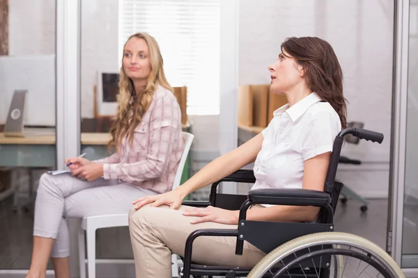 Zakenvrouw in rolstoel luisteren presentatie — Stockfoto