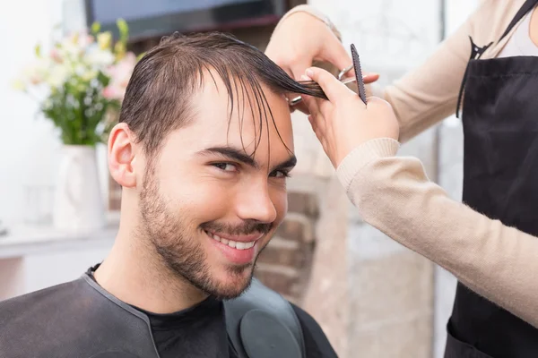 Homem recebendo cabelo aparado — Fotografia de Stock