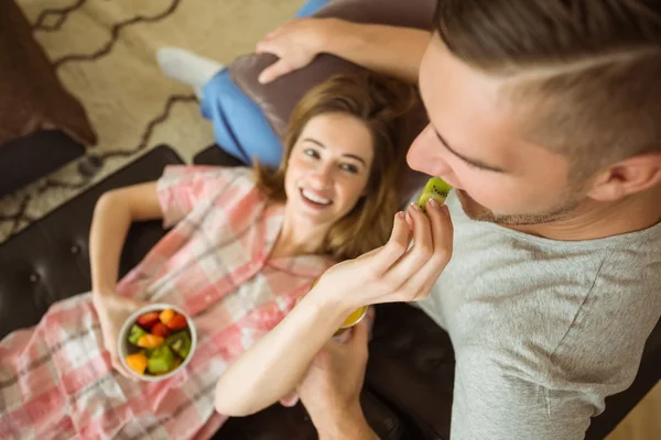 Casal relaxante no sofá no café da manhã — Fotografia de Stock