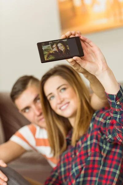 Paar macht Selfie — Stockfoto