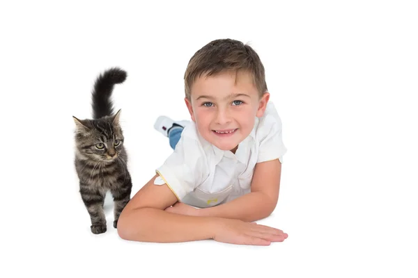 Boy looking at camera with kitten — Stock Photo, Image