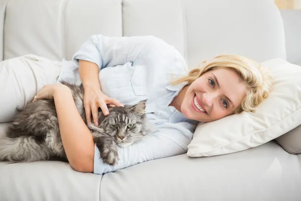 Γυναίκα με γάτα στον καναπέ — Φωτογραφία Αρχείου