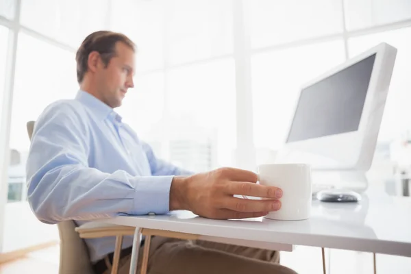 Empresário trabalhando na mesa — Fotografia de Stock