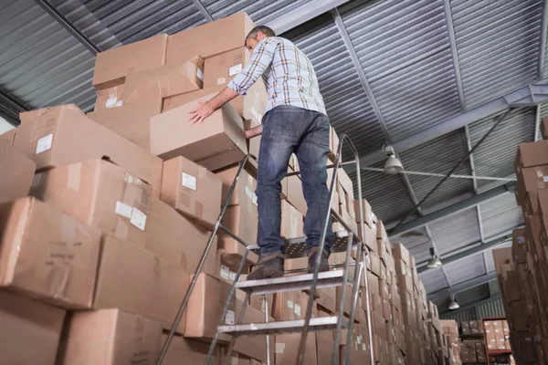 Werknemer verscheping opwaarts pallet — Stockfoto