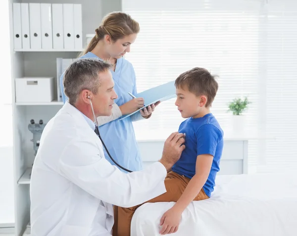 Läkare kontrollerar patienter heartbeat — Stockfoto