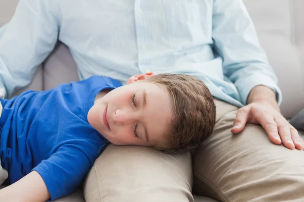 Vader en zoon slapen. — Stockfoto