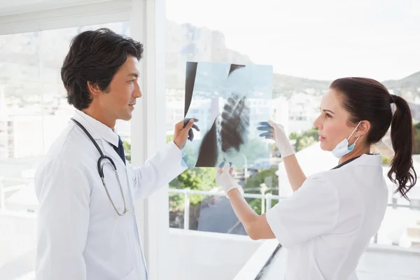 Doctors looking x ray — Stock Photo, Image