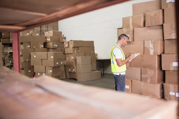 Trabalhador com área de transferência no armazém — Fotografia de Stock