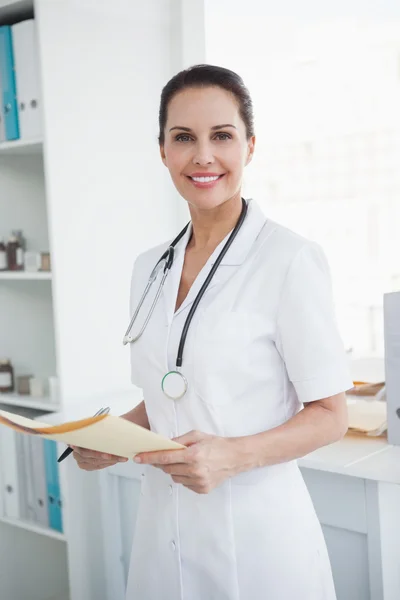 Doctor holding medical file — Stock Photo, Image