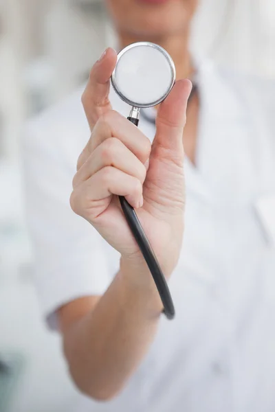 Läkare med stetoskop på jobbet — Stockfoto