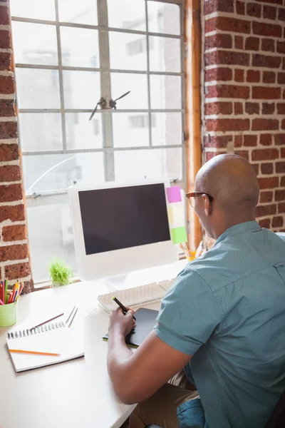 Geschäftsmann arbeitet am Schreibtisch — Stockfoto