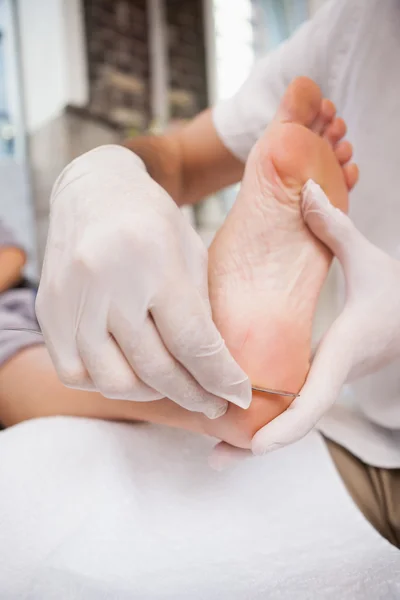 Pedicurista eliminación de la piel muerta — Foto de Stock