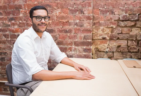 Empresario sentado en el escritorio — Foto de Stock