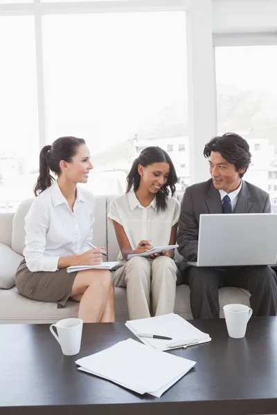 Geschäftsteam arbeitet zusammen — Stockfoto