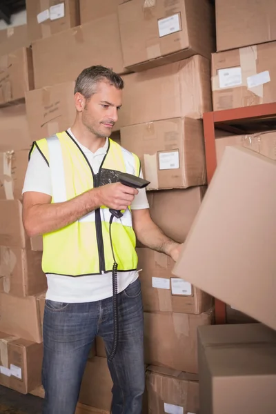 Worker scanning package — Stock Photo, Image