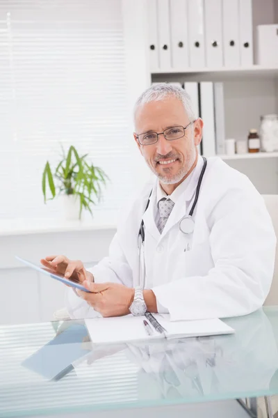 Lekarz stosujący tabletkę — Zdjęcie stockowe
