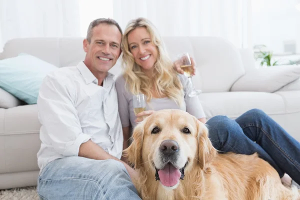 Par dricka champagne med hund — Stockfoto