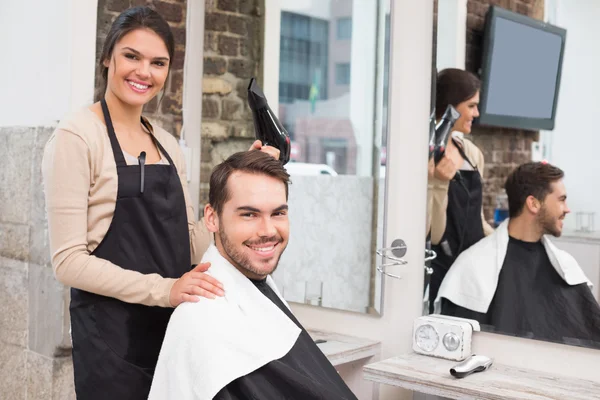 Coiffeur et client souriant à la caméra — Photo