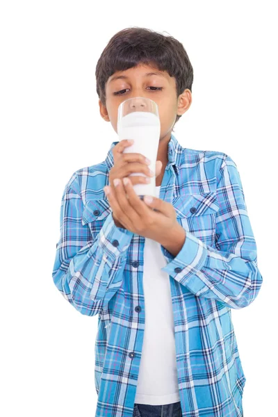 Menino beber copo de leite — Fotografia de Stock