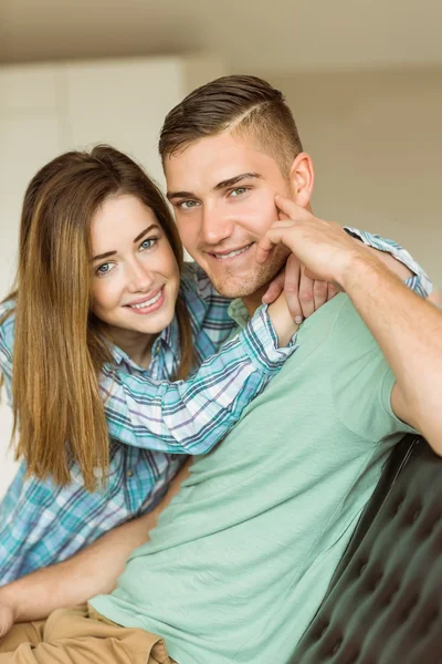 Couple relaxing on couch — Stock Photo, Image