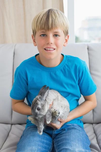 Bambino con coniglietto domestico — Foto Stock