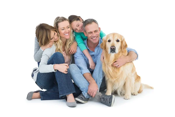 Familie zit samen met hond — Stockfoto