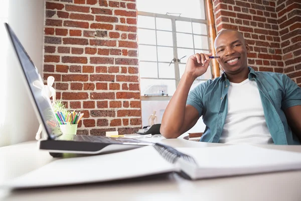 Empresário sorrindo para a mesa — Fotografia de Stock